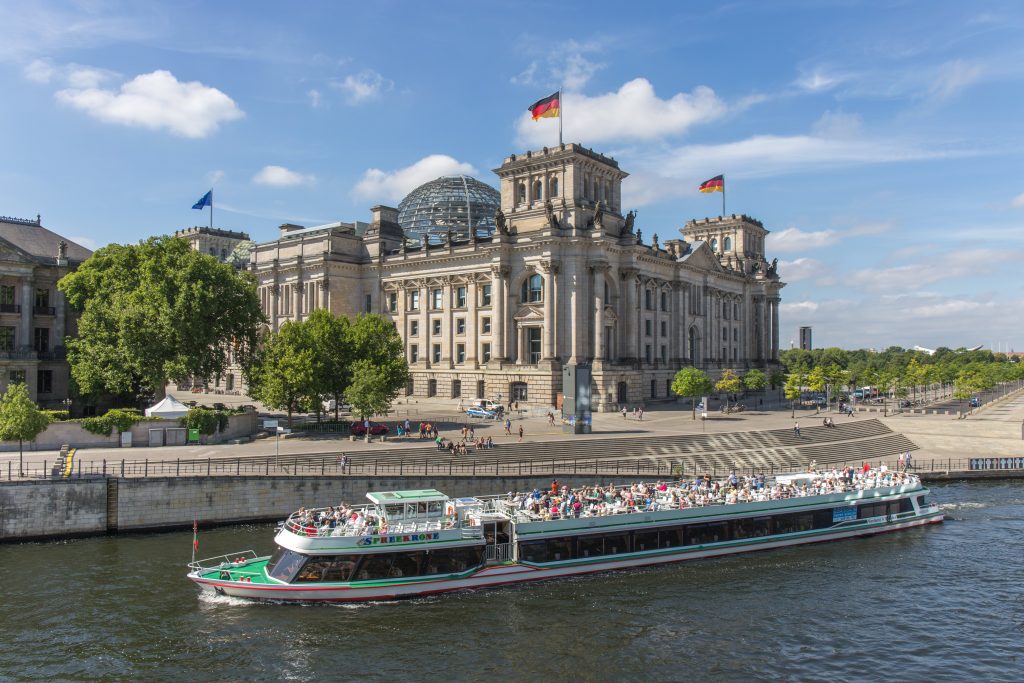 MS Spreekrone vor dem Reichstag